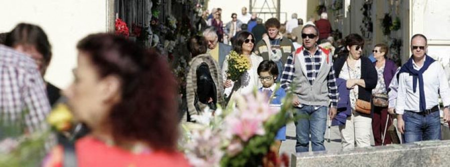 Los cementerios  se llenan de flores para recordar a quienes ya no están