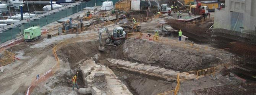 Las obras de la Marina sacan a la luz una canalización del saneamiento del siglo XIX