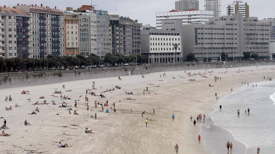 Las restricciones sanitarias deslucen el ambiente en las playas del tercer julio más seco en 14 años