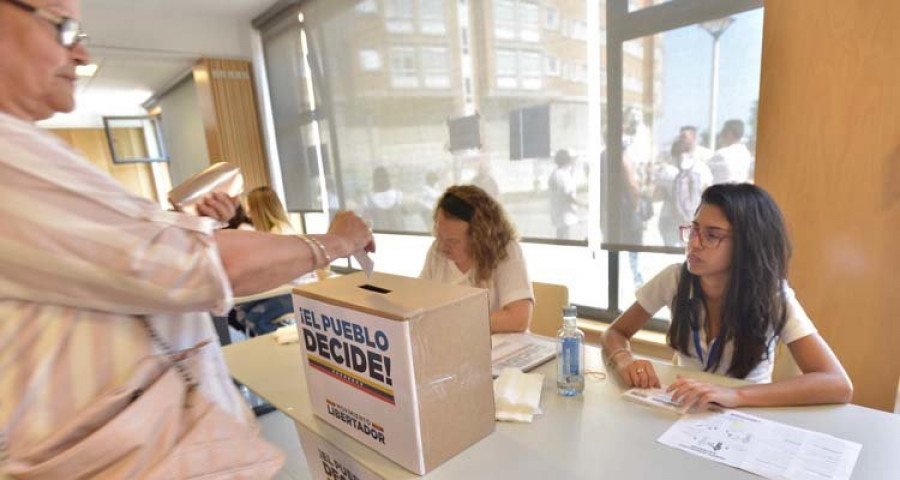 Casi 2.000 venezolanos participan 
en la consulta contra Nicolás Maduro