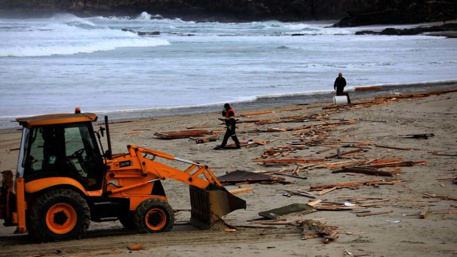 El fuerte oleaje despedaza la caseta de socorristas  de la playa de Barrañán