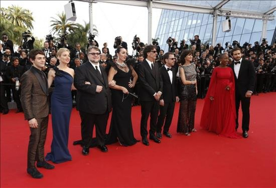 Las estrellas obedecen y dejan sus móviles en el hotel para la alfombra roja