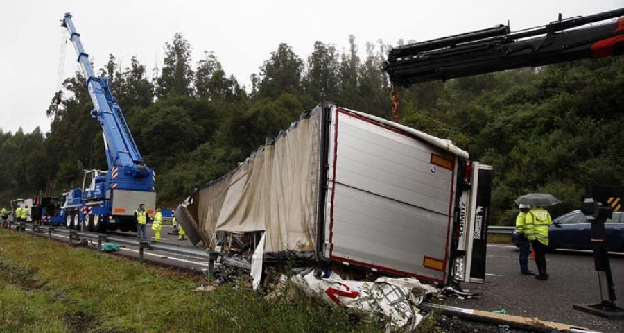 Un camión choca con otro 
que estaba averiado y vuelca sobre dos carriles de la AP-9