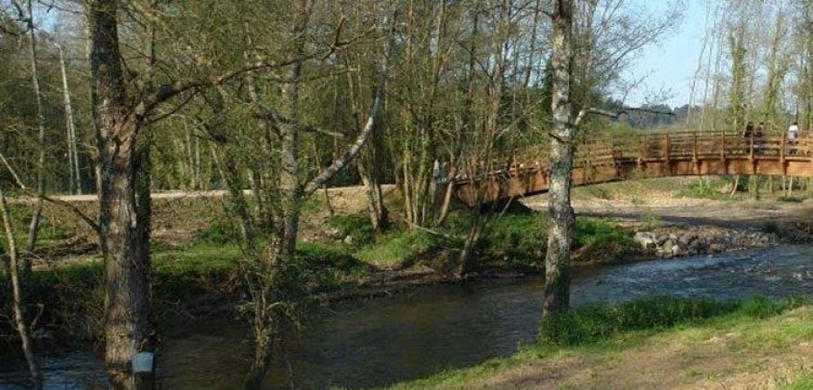 Vecinos de Cambre se quejan de aguas verdes en ciertas zonas del río Mero