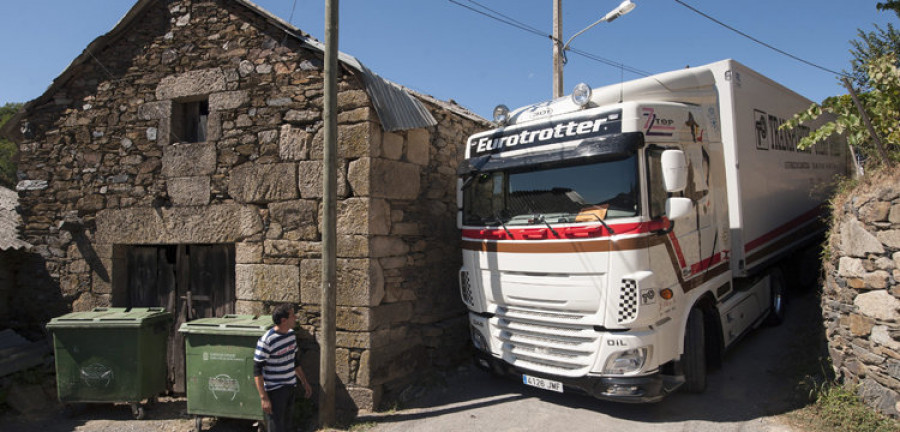 Un camión se queda atascado en las calles de una aldea de A Gudiña