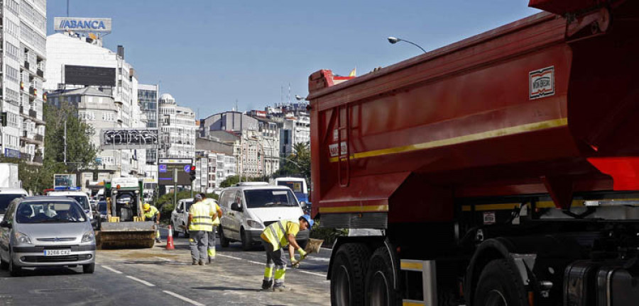 Un camión congestiona Linares Rivas al derramar su carga de arena