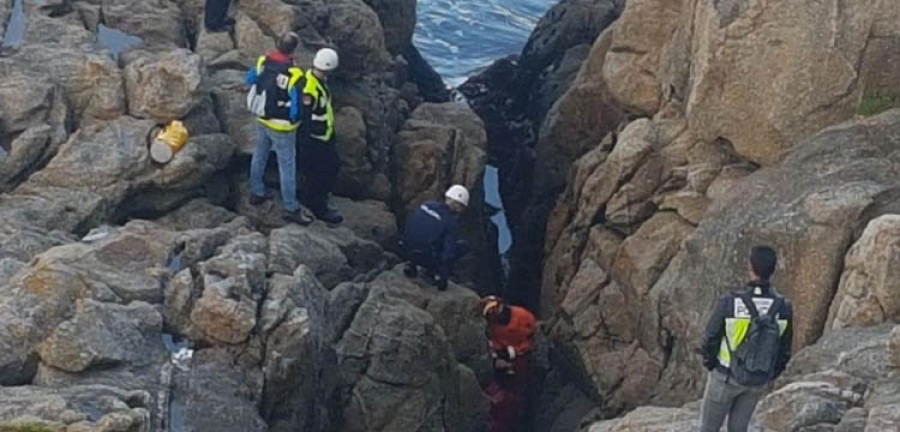 Una muñeca en las rocas de Matadero activa el equipo  de rescate de los bomberos