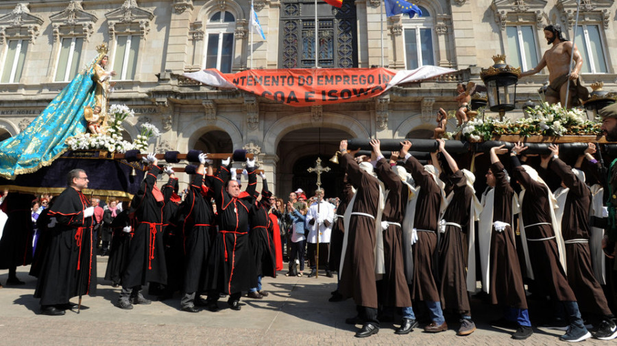 Cientos de personas arropan a la imagen de Jesús Resucitado en el cierre de la Semana Santa