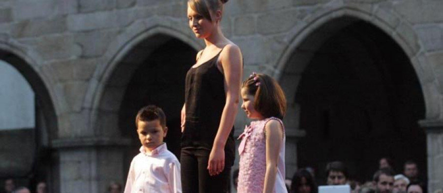 BETANZOS.El desfile de moda de Acebe se convierte en un éxito de asistencia de público