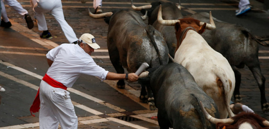 Un largo y peligroso encierro protagoniza  una jornada de Sanfermines multitudinaria