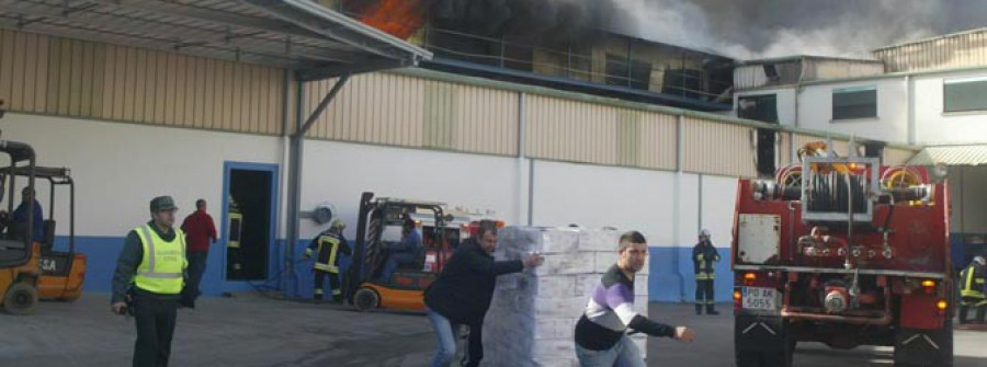 El incendio de una nave industrial de Caldas desata el pánico entre los vecinos