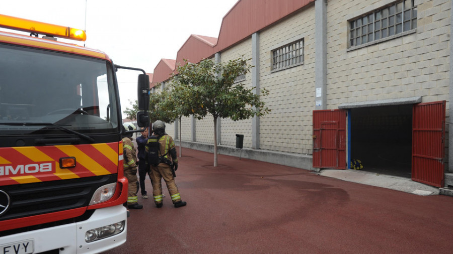 Los bomberos extinguen un fuego en el polideportivo del Obradoiro
