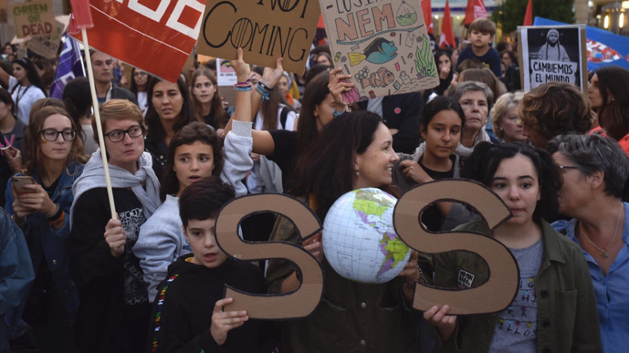 Miles de personas recorren el centro de la ciudad para exigir medidas contra el cambio climático