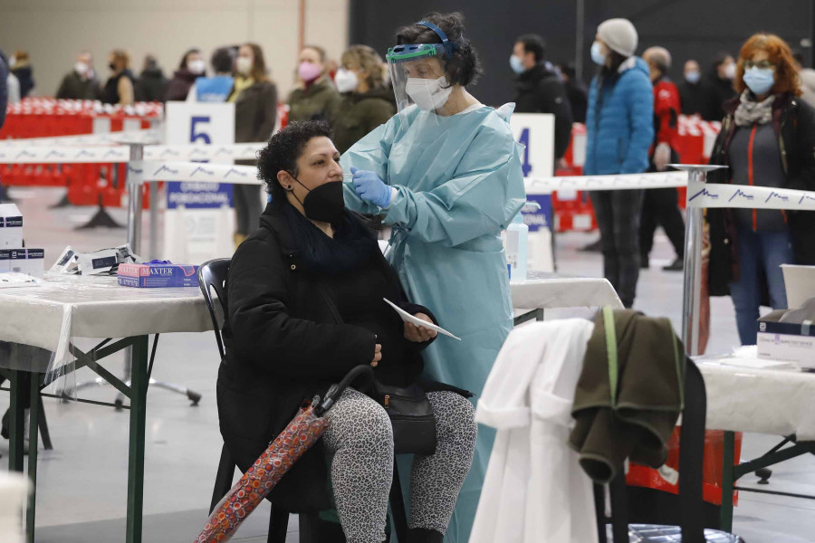 Los contagios en Galicia siguen en descenso, pero se recrudece  la presión en  los hospitales