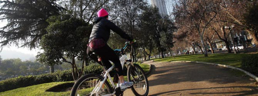 La fiebre de la bici cambia la forma de movilizarse en la capital de Chile