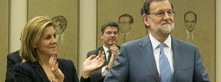 Rajoy arenga a los suyos para aguantar la “difícil” situación después del encargo del rey