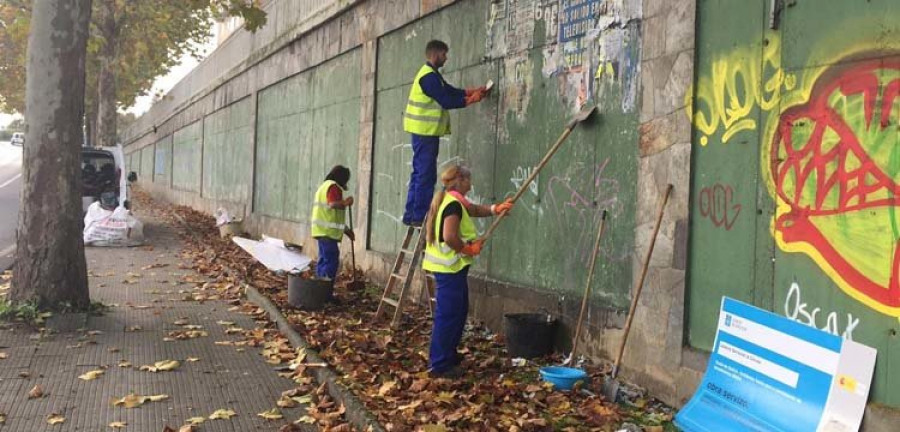 La brigada de obras de la Risga limpia el mobiliario urbano 
de la urbanización A Barcala