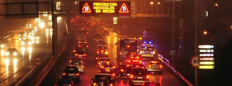 El temporal provoca una cascada de accidentes y colapsa el tráfico urbano