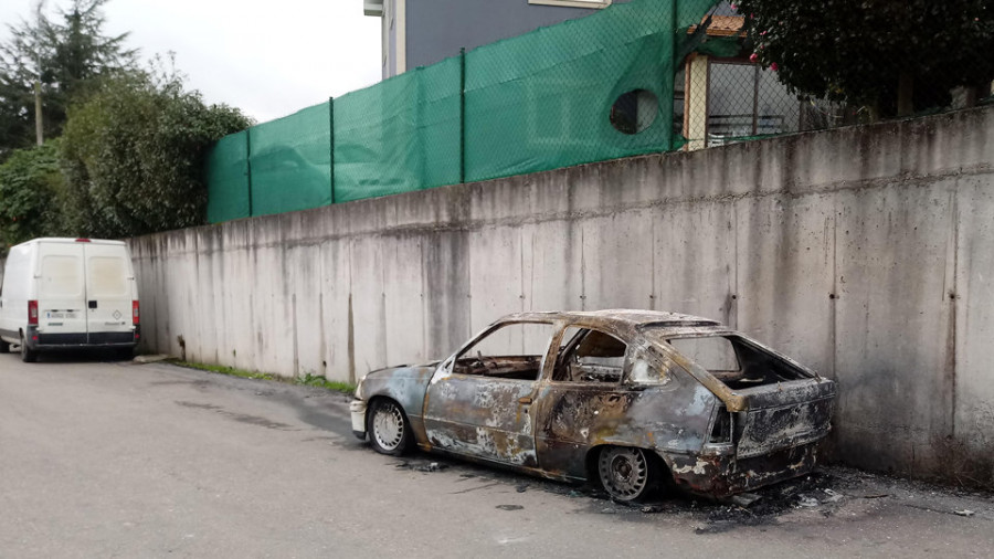 El incendio de madrugada de un vehículo y varios contenedores alarma a los vecinos del área