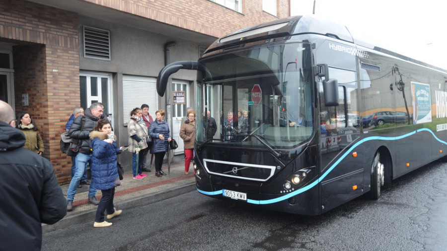 El nuevo autobús de Arteixo suma más de cien viajeros cada jornada