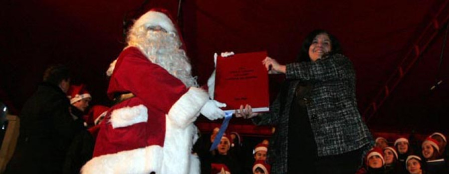 Papá Noel llega desde Laponia para inaugurar su poblado en María Pita
