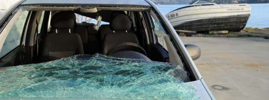Roban el coche de una náutica y lo arrojan al mar en O Portiño