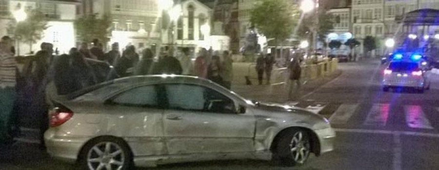 Un conductor pierde el control  de su vehículo y ocasiona un aparatoso accidente en Betanzos