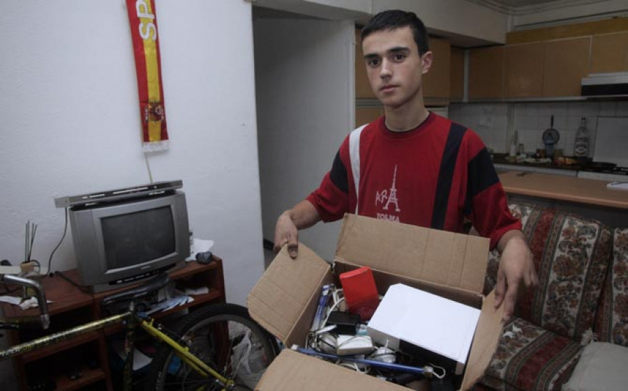 Unos jóvenes sorprenden en su casa a dos conocidos robándoles una consola