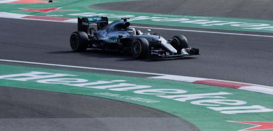 Hamilton mete presión a Rosberg con una nueva pole