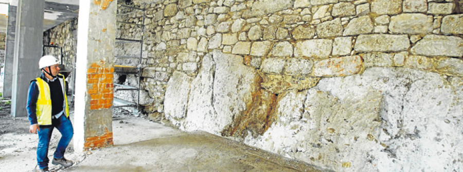 Descubren los restos de la muralla del siglo XIV en las arcadas de O Parrote