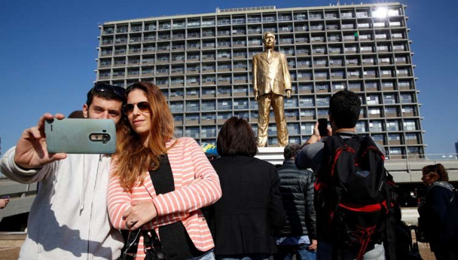 La estatua dorada del “rey Bibi” agita el mundo artístico de Israel