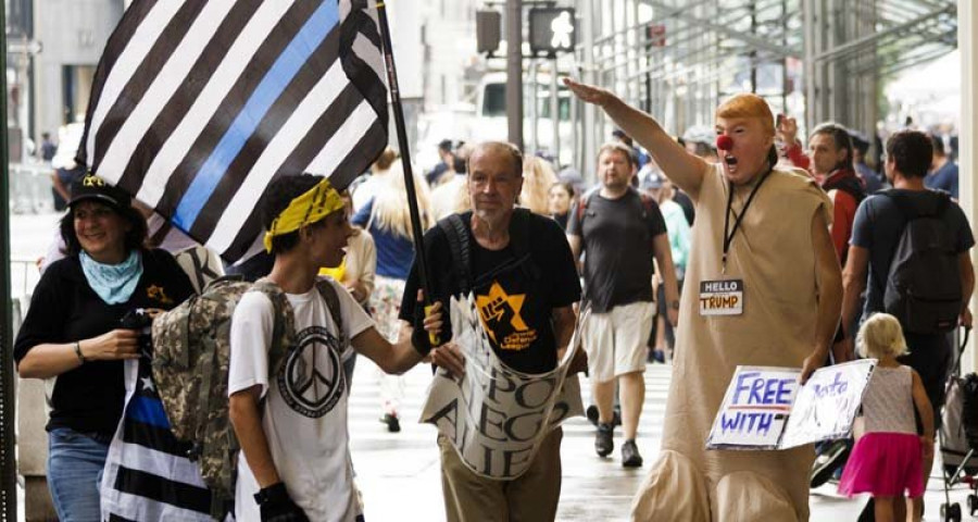 Trump vuelve a culpar a “los dos bandos” de la violencia en las calles