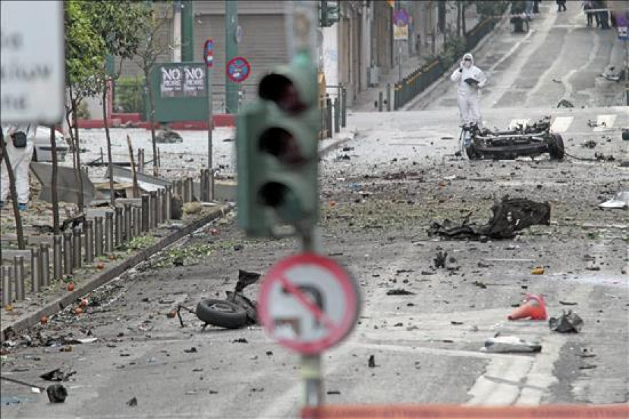 Estalla un coche bomba ante el Banco de Grecia en Atenas sin causar víctimas