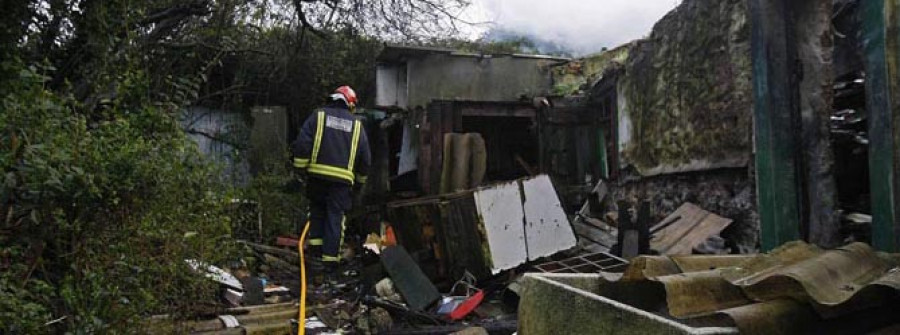 Arde una casa abandonada por un fuego en un colchón