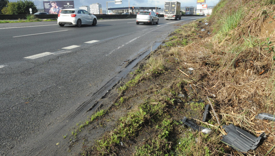 Los vecinos del barrio de Eirís denuncian la suciedad de las vías a la salida de la autopista