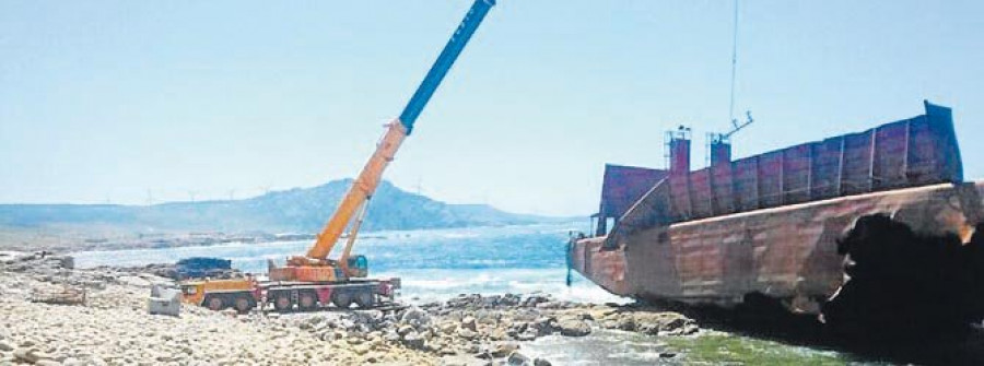 CARBALLO-Inician el desguace de la gabarra que encalló en una playa de Camariñas