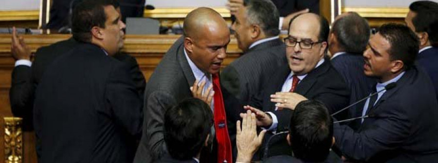 Varios diputados chavistas abandonan el acto de constitución del Parlamento
