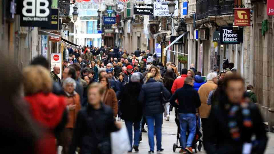 Las compras previas a Nochebuena provocan una afluencia masiva de gente en las calles del centro de la ciudad
