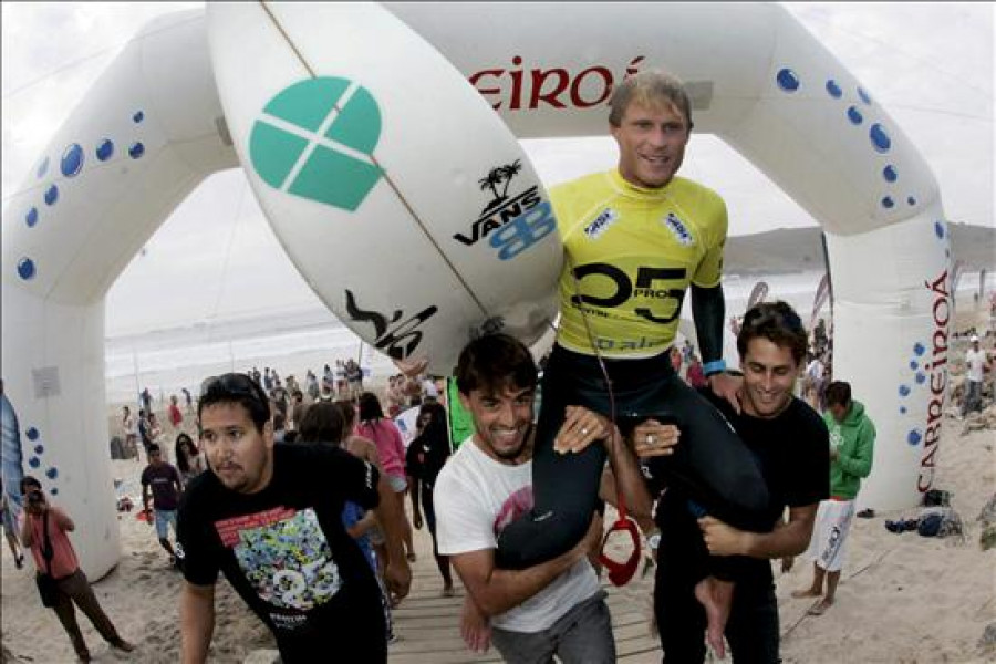 El surfista alemán M. Lipke, rey de las olas del 25 Cabreiroá Pantín Classic