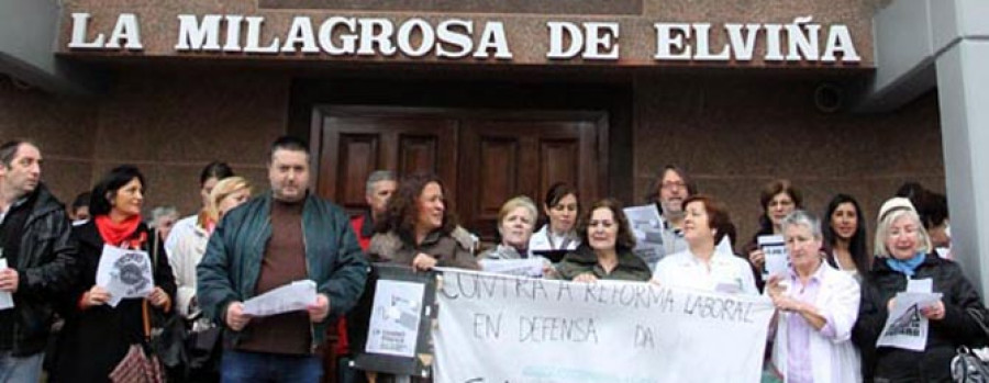 Personal y usuarios del centro de salud de Elviña se unen contra los recortes