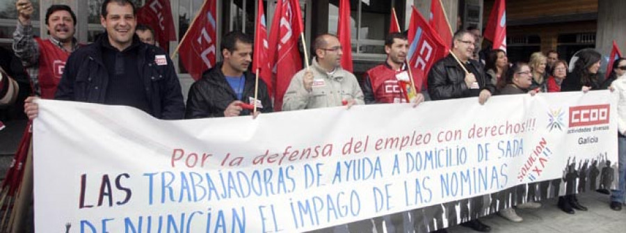 Más de 30 personas protestan por el impago al colectivo de ayuda en el hogar