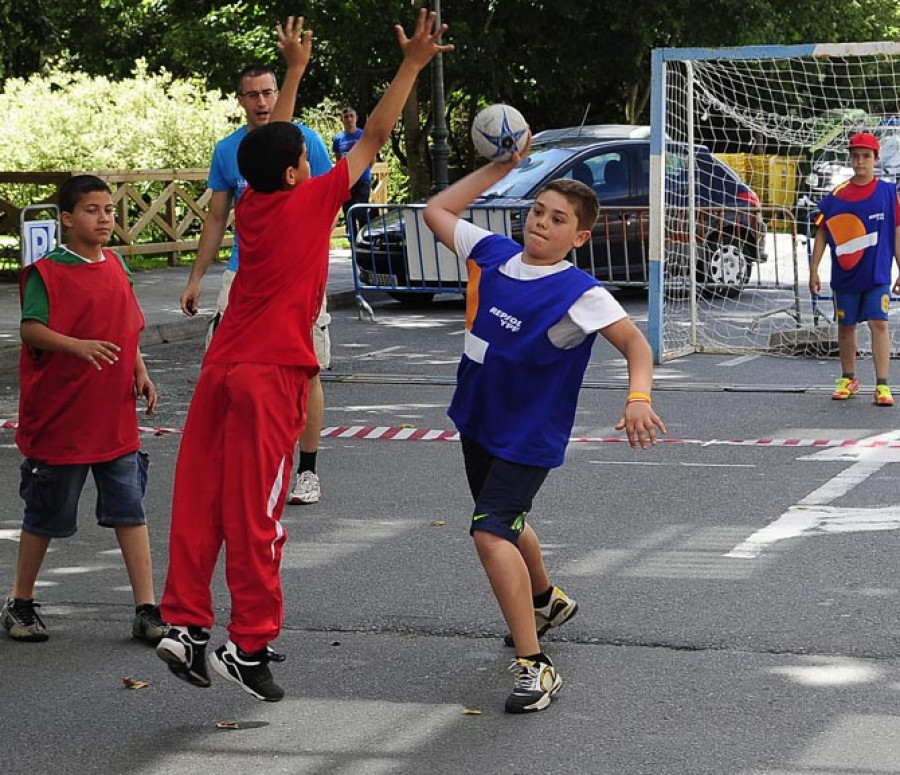 Los niños de Arteixo convierten el paseo fluvial en un gran “estadio” deportivo