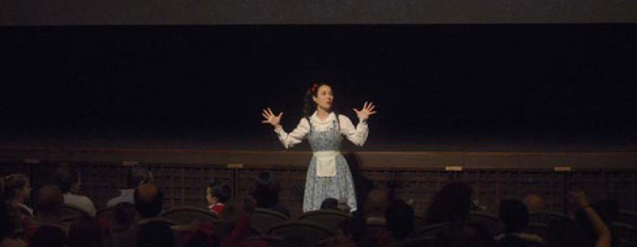 Los niños aprenden inglés de la mano de Dorothy en la primera edición de cuentacuentos del teatro Colón