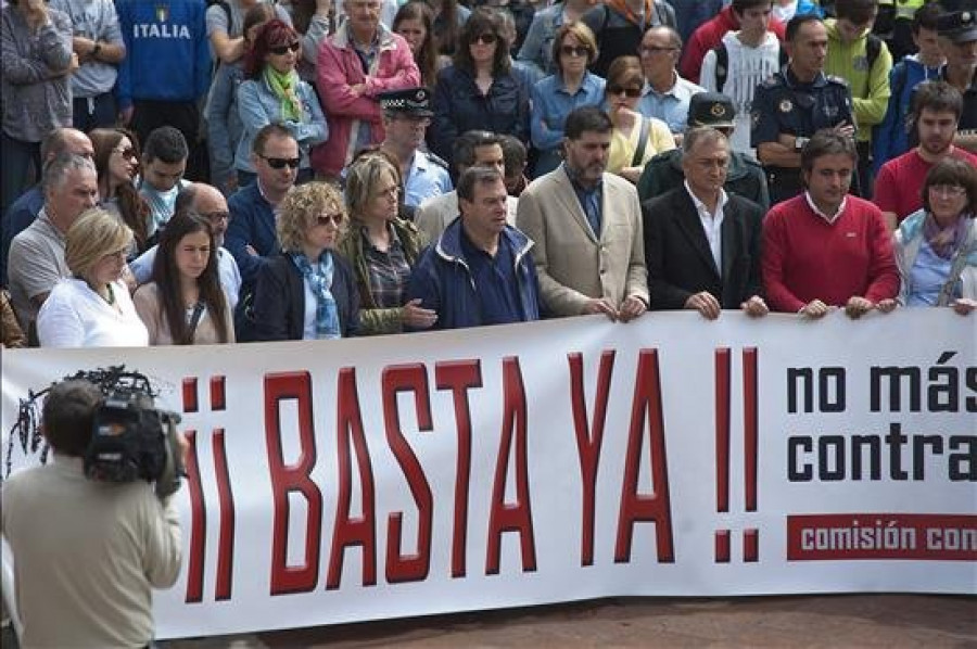 Unas 300 personas condenan la muerte violenta de una mujer en Cantabria