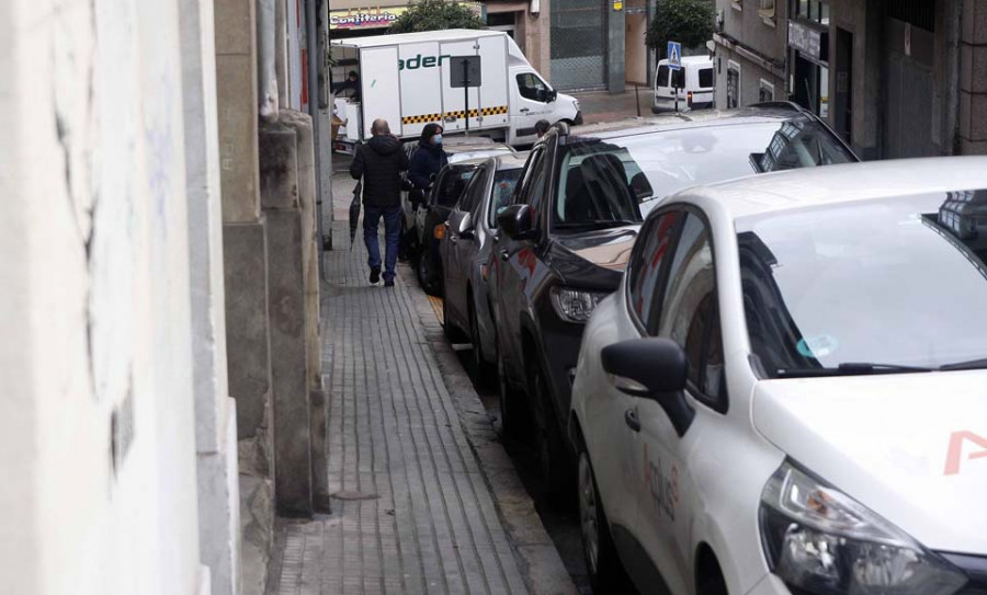 Vecinos de Os Castros critican la  falta de espacio peatonal en diez calles