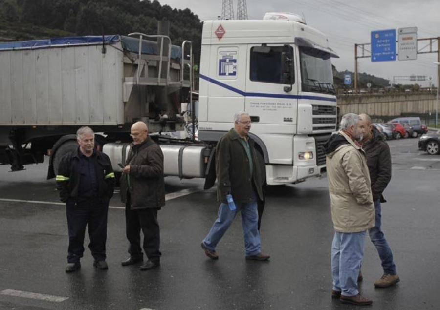 Transportistas del carbón de As Pontes cortan la A-6 en Guitiriz