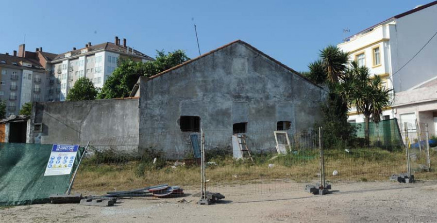 El Ayuntamiento demolerá dos edificios usados 
por los manteros 
de A Sardiñeira