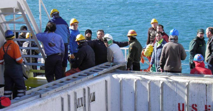 Fallece un hombre mientras descargaba atún de un barco en el muelle de Ribeira