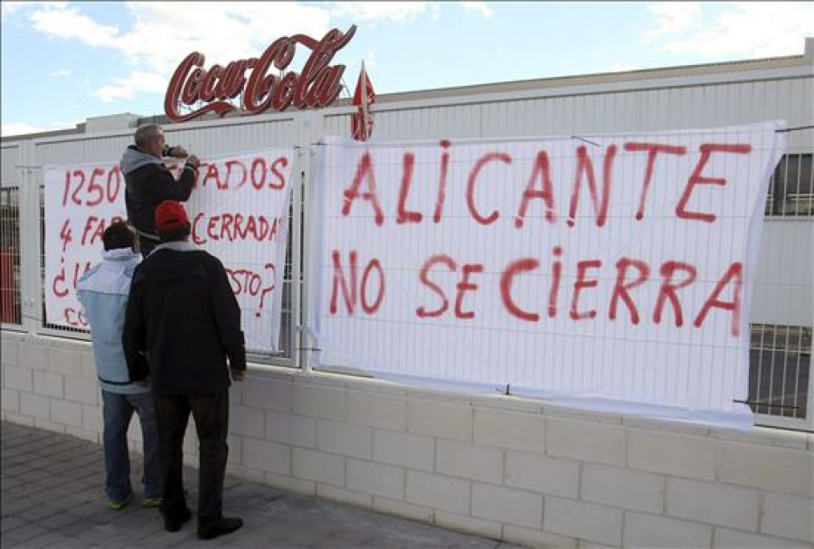 Sigue paralizada la actividad en la planta de Coca-Cola en Alicante por huelga