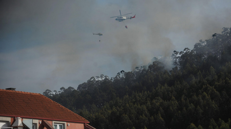 Un incendio en el monte de Loureda y su gran humareda causan alarma en Arteixo